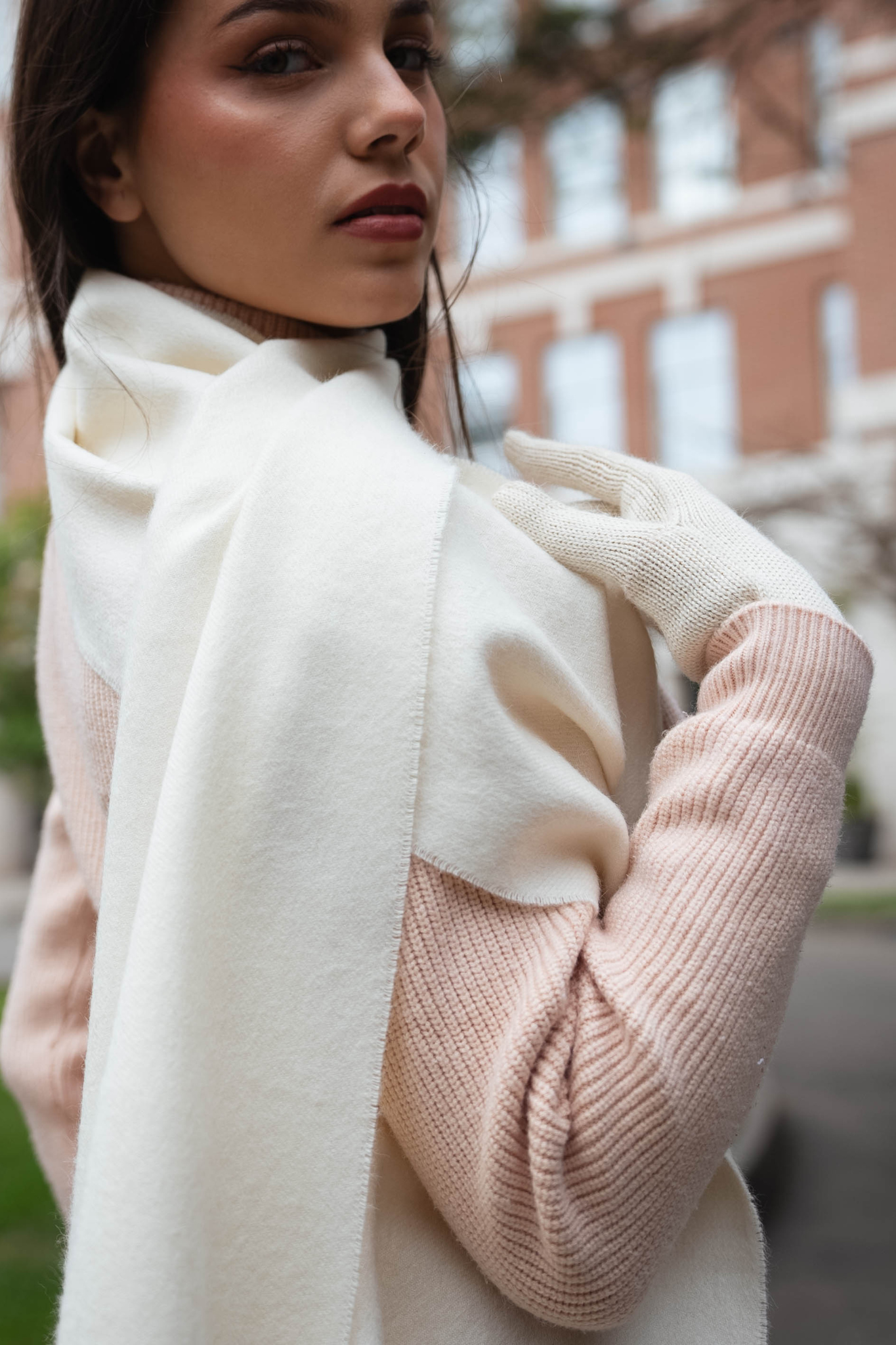 Weiße Alpaka Handschuhe für Damen – warme, weiche Winterhandschuhe aus hochwertiger Wolle für kalte Tage.