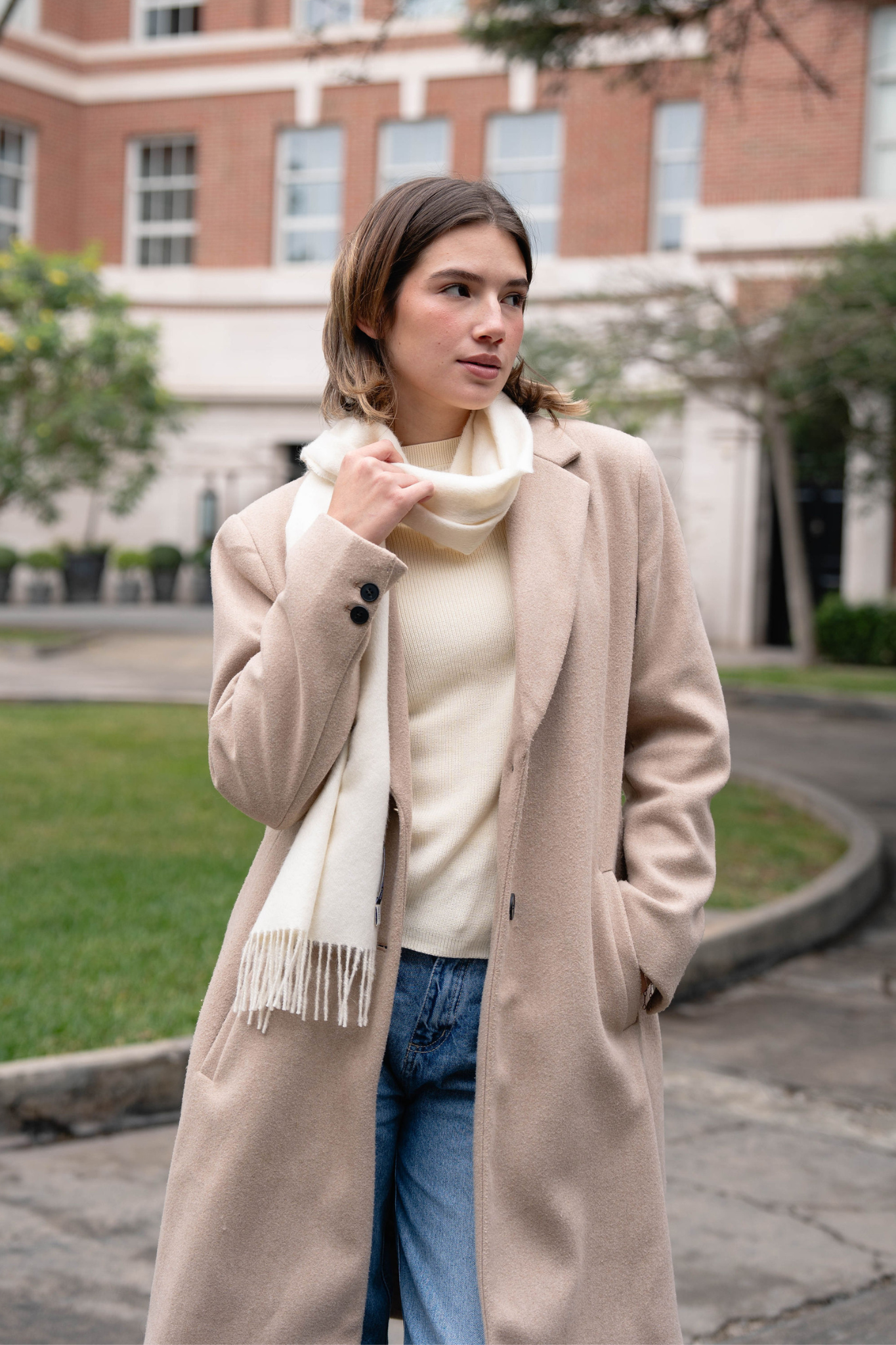 Elegante witte alpaca sjaal voor dames, gemaakt van zachte en warme wol. Perfecte accessoire voor koude winterdagen met een vleugje stijl.