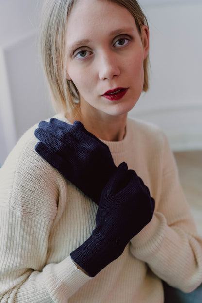 Womens blue gloves made from soft alpaca wool, perfect for winter warmth.